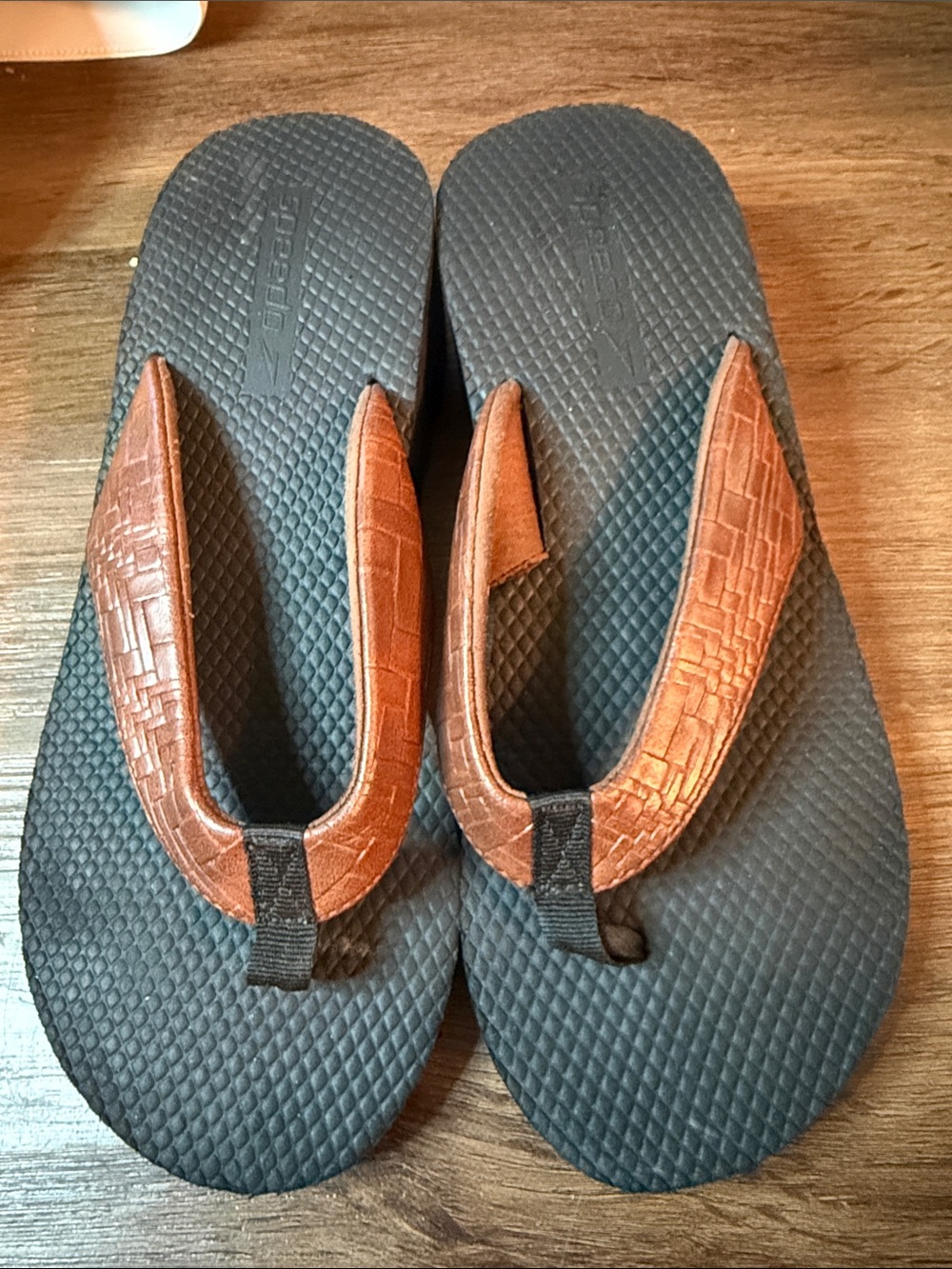 Speedo women’s Brown Leather-Style Thong Sandals - Casual Flip Flops size 7.0